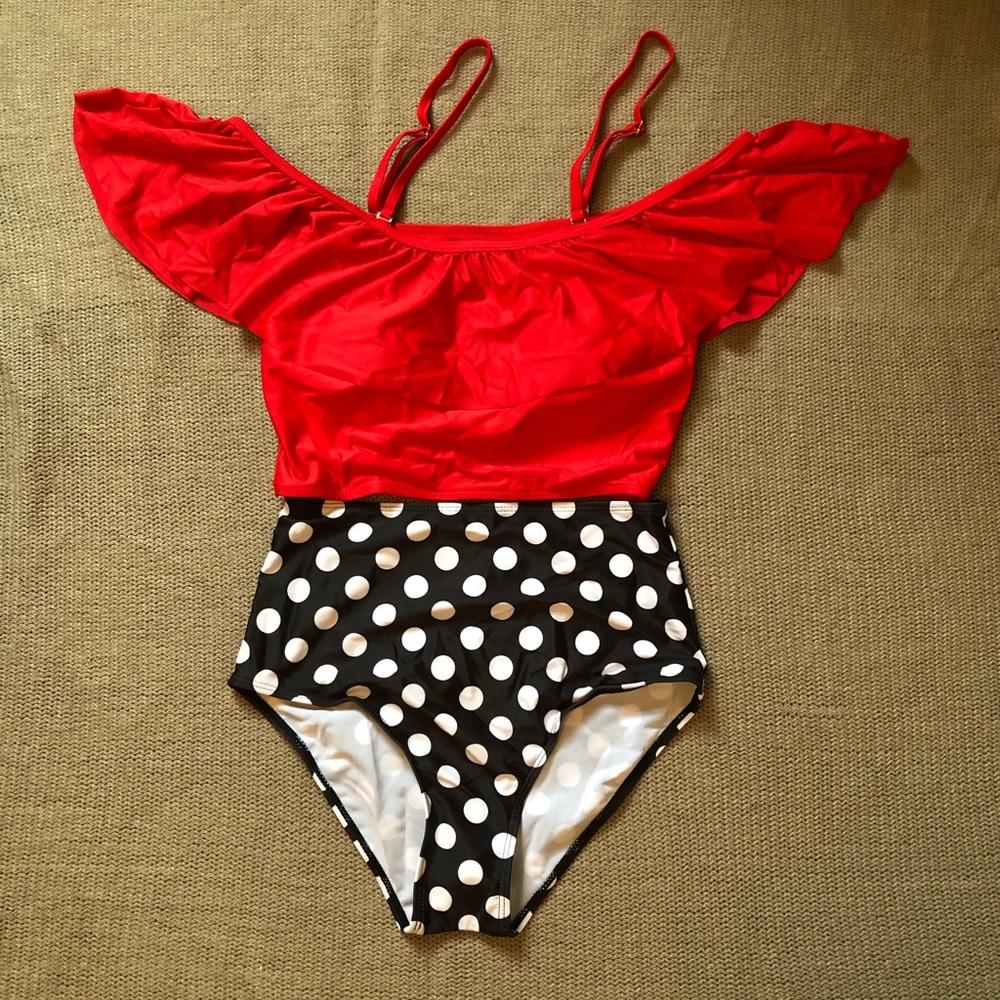 Off the shoulder red and polka dot bikini - Picture 6 of 8